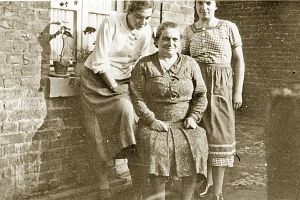 Berta Landau mit Ruth und Erna 1938