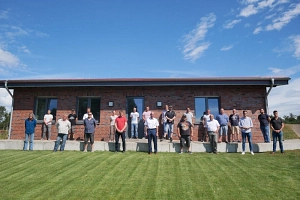 Foto-BU: Mitarbeiterinnen und Mitarbeiter der beteiligten Unternehmen vor dem neuen Sozialgebäude am Rheder Klärwerk.