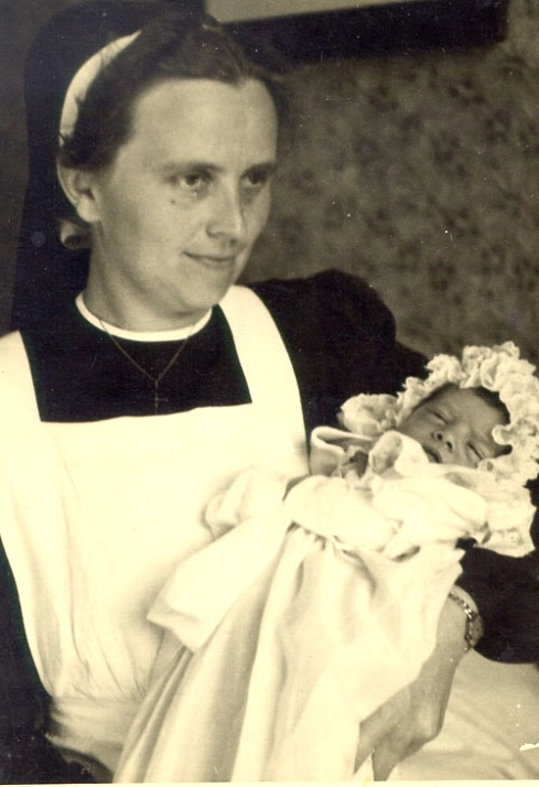 Hebamme Antonia Mengering mit Neugeborenem, Aufnahme 1947 © Stadt Rhede