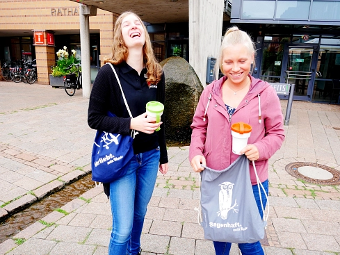 Leah Tünte und Mira Höyng lieben ihre Rucksäcke © Stadt Rhede