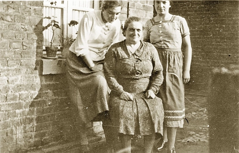 Mutter Berta Landau mit ihren Töchtern Erna und Ruth vor ihrem Haus in Rhede, Neustraße 19, Aufnahme ca. Sommer 1938 © Stadt Rhede