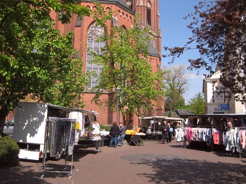 Rheder Kram- mit Wochenmarkt lädt wieder zum Stöbern ein © Stadt Rhede