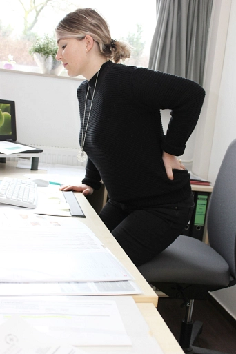 Durchschnittlich 80.000 Stunden ihres Arbeitslebens verbringen Büromitarbeiter im Sitzen. Dabei belegen Studien, dass langes Sitzen dem Rücken schadet. © Stadt Rhede