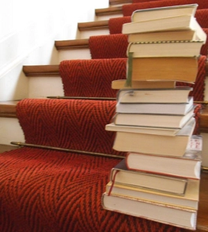 Bücher auf der Treppe im Medizin- und Apothekenmuseum Rhede